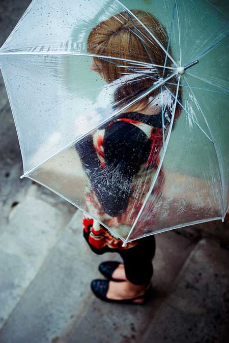 عکس چتر زیر باران